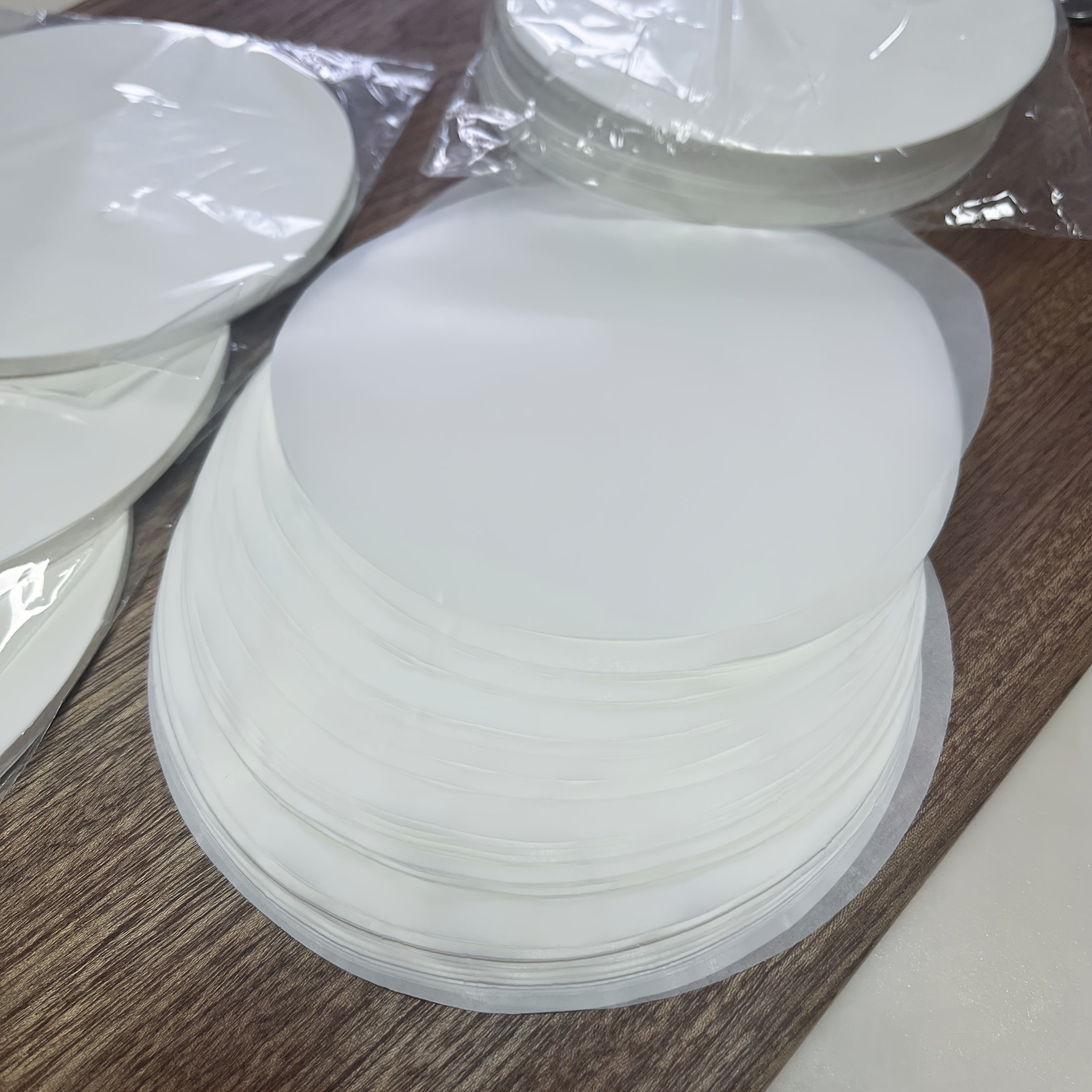 200pcs/4.33inch non-stick parchment paper, baking paper, grease proof paper, grease separator paper, for kitchen restaurant, hamburger beef, meatloaf, frozen, hand pie, baked goods, baking tray lining, food pad paper,
